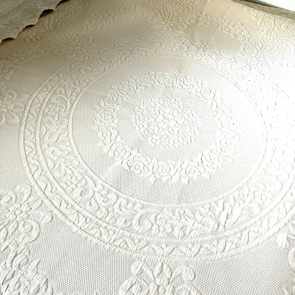 Domestications Jacquard Coverlet 2 Shams Medallion Center Scalloped Portugal